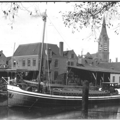 De Janna ligt afgebouwd voor de werf in Vlaardingen, september 1922